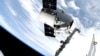 En esta imagen tomada del circuito de televisión de NASA, un rocket de SpaceX lleva un cargamento de suministros a la estación espacial internacional.