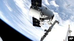 En esta imagen tomada del circuito de televisión de NASA, un rocket de SpaceX lleva un cargamento de suministros a la estación espacial internacional.