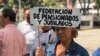 Al menos una centena de pensionados se concentraron frente a la sede del ministerio público, en la capital de Venezuela, para demandar protección ante lo que consideran como la pérdida de los derechos adquiridos durante años. Foto: Álvaro Algarra - VOA.