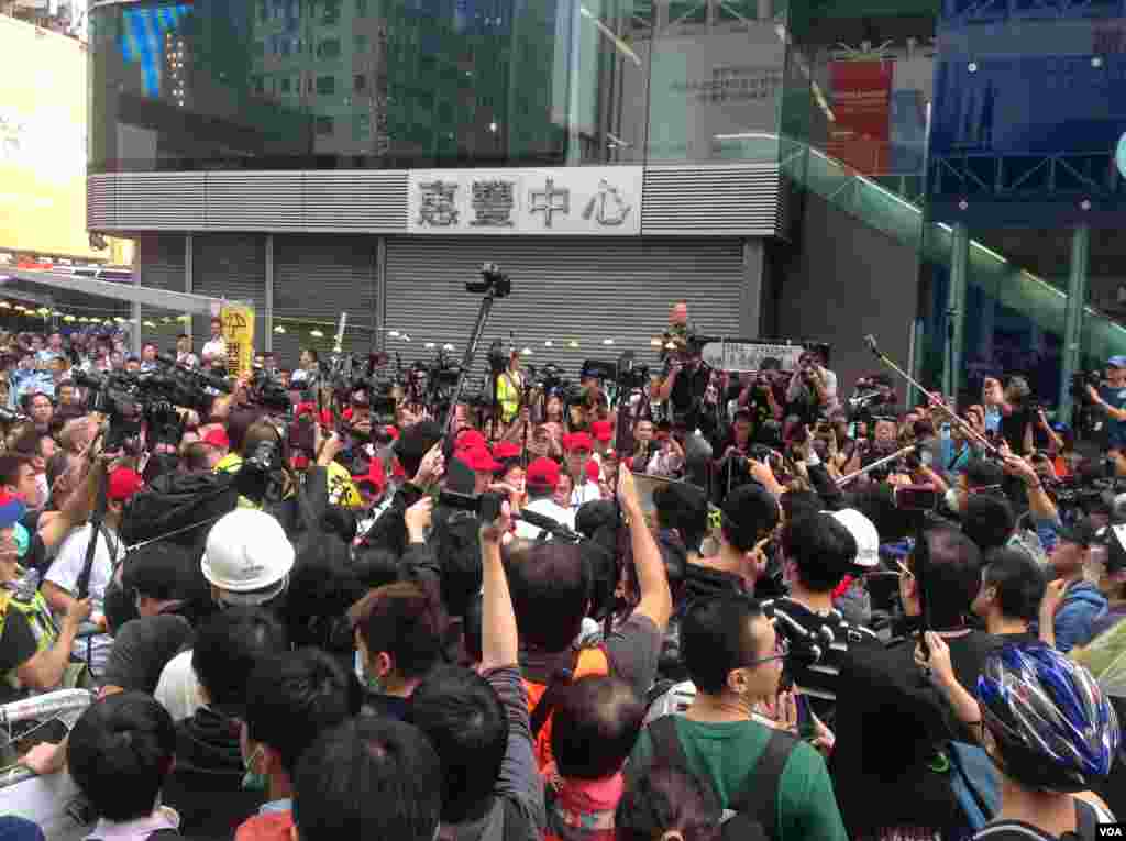 香港警方星期三上午展開強行清場行動(美國之音海彥拍攝)。