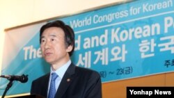 윤병세 한국 외교부 장관이 22일 고려대학교에서 열린 한국정치학회 창립60주년 기념 세미나에 참석해 축사를 하고 있다.