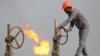 Un trabajador iraquí trabaja en una refinería de petróleo en la ciudad sureña de Nasiriya. 