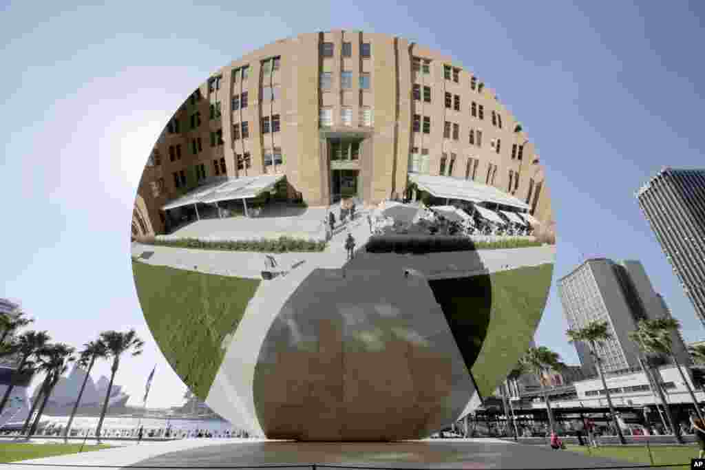 Sebuah cermin raksasa setinggi 10,6 meter dengan berat 23 ton, karya seniman Inggris Anish Kapoor, ditampilkan di Museum Seni Kontemporer di Sydney, Australia. Cermin 'Sky Mirror' ini memiliki permukaan cembung dan cekung yang menciptakan gambar yang terus berubah, tergantung pada posisi matahari dan awan di langit serta orang-orang yang lewat.
