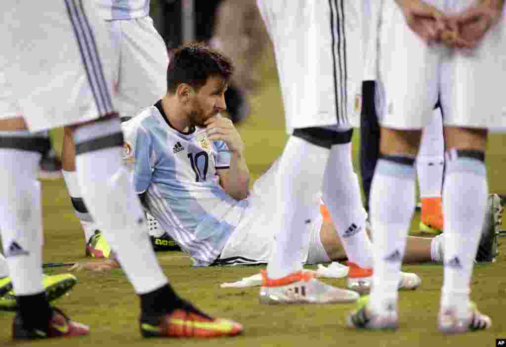 Lionel Messi da sauran 'yan wasan Argentina su na jiran a gudanar da bukin bayar da kofi da lambobi bayan da Chile ta doke su a gasar Copa America.