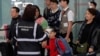 港府提升应对神秘肺炎的级别，2020年1月4日在香港机场检测旅客体温。