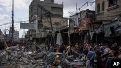 Palestinezët inspektojnë dëmet pas sulmit izraelit në Rafah, Rripi i Gazës, më 4 mars, 2024/AP