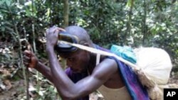 Garimpeiro numa mina a céu aberto, na região de Goma, no Congo