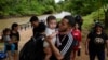 ARCHIVO - Migrantes llegan a un centro de recepción en la aldea de Lajas Blancas, en la provincia panameña de Darién, el 26 de septiembre de 2024.