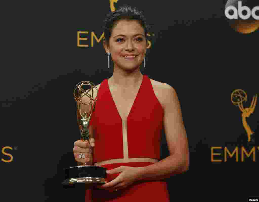 Aktris Tatiana Maslany dengan penghargaan aktris terbaik dalam serial drama untuk perannya dalam "Orphan Black"(18/9). (Reuters/Mario Anzuoni)