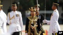 Malaysia's new King Abdul Halim Mu'adzam inspects an honor guard during the welcoming ceremony at the parliament square in Kuala Lumpur December 13, 2011.