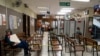 Pacientes esperan en una clínica de San José, el 18 de mayo de 2020, con una distancia prudente para evita contagios.