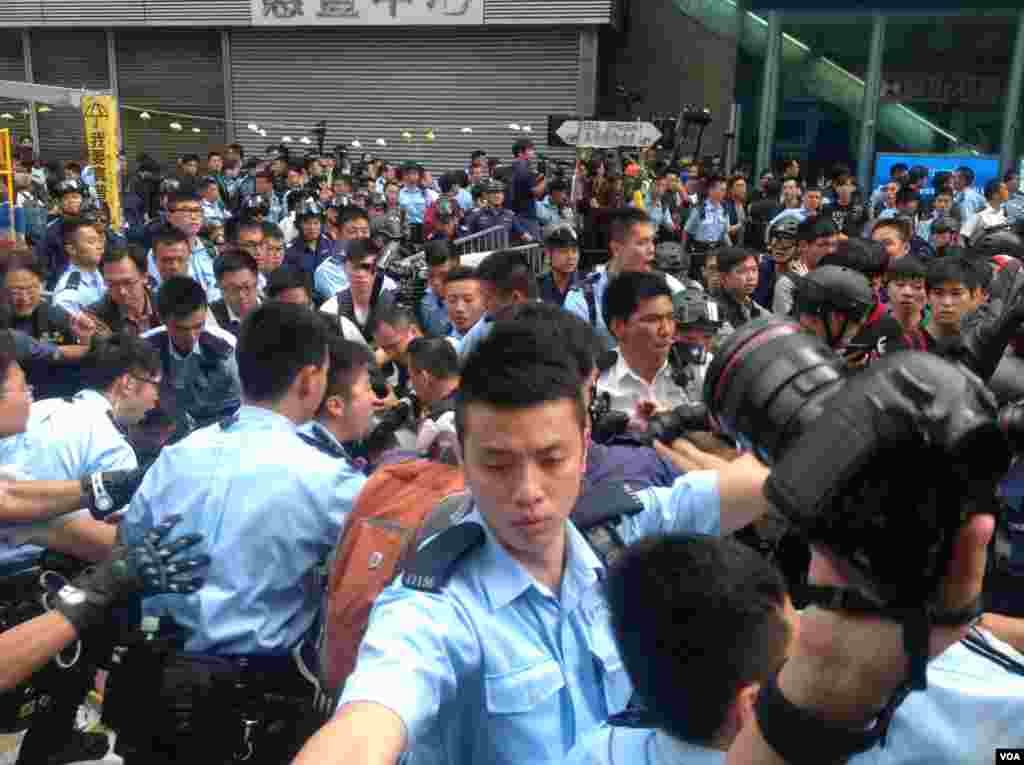 香港警方星期三上午展開強行清場行動(美國之音海彥拍攝)。