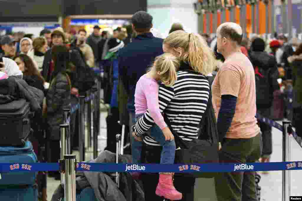 A longa espera no Aeroporto Internacional de Logan, durante a tempestade de neve em Boston, Jan. 2, 2014.