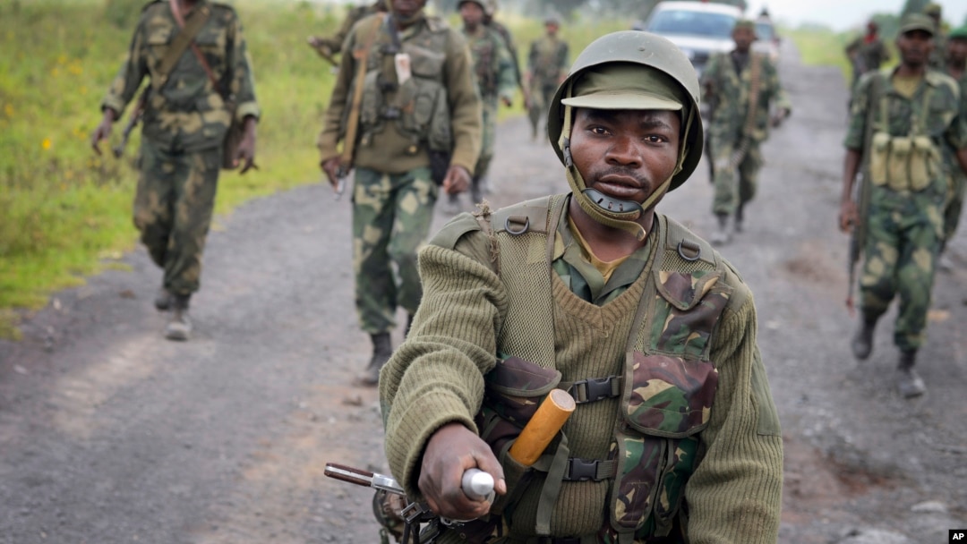 Congolese army soldiers march into Kibumba town after recapturing it from M23 rebels over the weekend, around 25km from the provincial capital, Goma, Oct. 28, 2013.