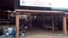 Le nouvel espace commercial des vendeurs ambulants du marché mokolo, quasi vide de ses occupants, à Yaoundé, le 5 août 2017. (VOA/Emmanuel Jules Ntap)