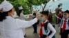 （资料照）朝鲜平壤金成柱小学学生6月23日接受体温检测。