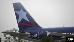 Un avión de la aerolínea Latam Argentina se asienta en la pista del aeropuerto Jorge Newbery, en Buenos Aires,el pasado 22 de julio.