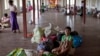 ဒုက္ခသည်တွေကို ဘေးလွတ်ရာ ဓမ္မာရုံတွေမှာ ယာယီနေရာချထားစဉ် (၁၄ မေ ၂၀၁၃)