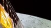 Esta imagen suministrada por la Organización de Investigación Espacial de la India (ISRO, por sus siglas en inglés) muestra la superficie de la Luna mientras la sonda espacial Chandrayaan-3 se prepara para aterrizar el 23 de agosto de 2023. 
