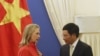 美国国务卿克林顿与越南外长范平明7月10日在河内