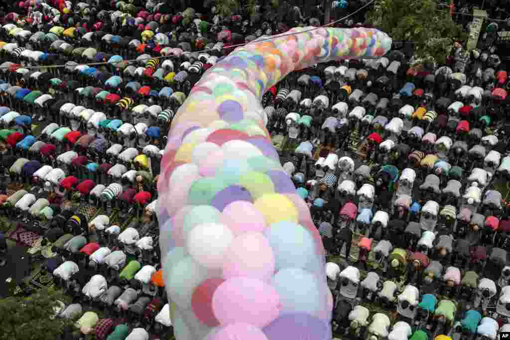 Warga Mesir melakukan shalat Idul-Adha di masjid al-Seddik, Kairo.