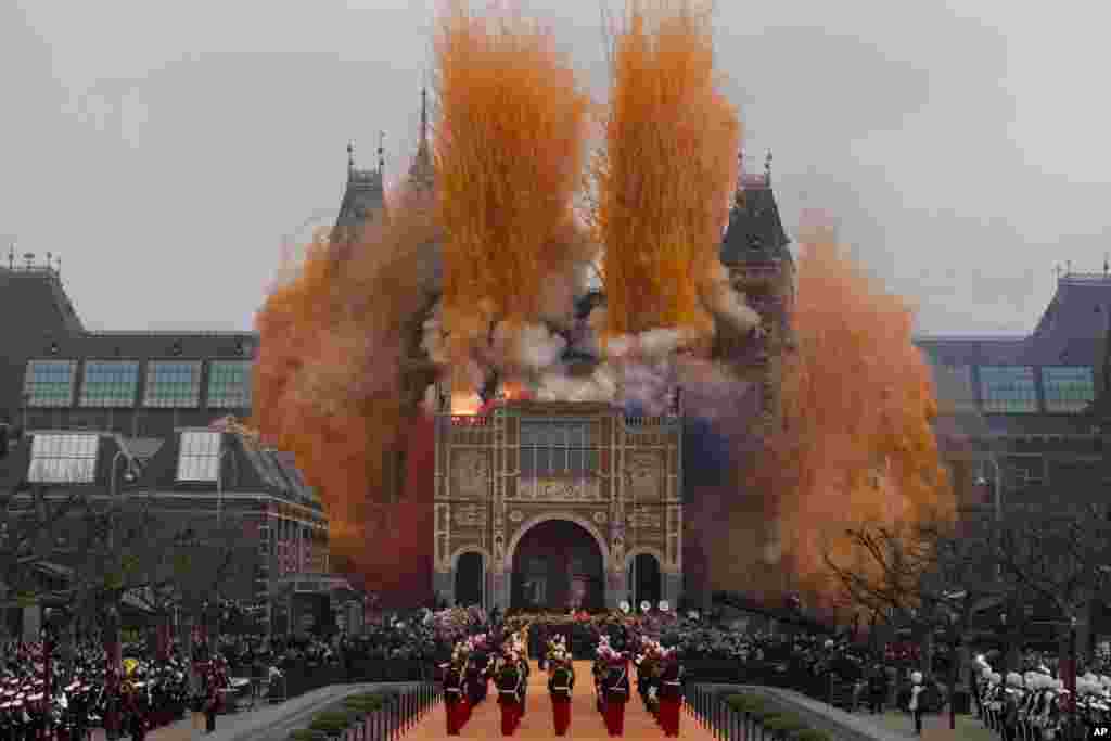Pesta kembang api mmeriahkan peresmian Rijksmuseum yang selesai direnovasidi Amsterdam, Belanda. Rijksmuseum, tempat dipamerkannya lukisan "The Night Watch" karya Rembrand dan benda-benda seni berharga lainnya dibuka kembali untuk umum setelah direnovasi selama sepuluh tahun.