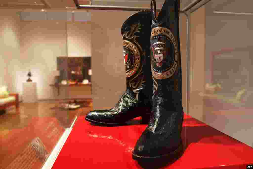 Sepasang sepatu bot koboi peninggalan Almarhum Presiden Ronald Reagan di sebuah kotak di Balai Lelang Christie dimana barang-barang peninggalan Presiden AS dan Nancy Reagan yang berasal dari kediaman mereka di California akan dilelang di New York City. Hasil lelang akan disumbangkan ke Ronald Reagan Presidential Foundation and Institute.
