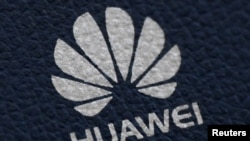 资料照片：在英国伦敦，华为的标识出现在一台通讯设备上。（2020年1月28日）