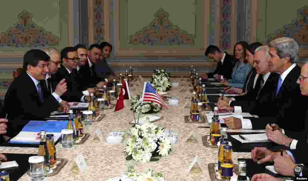 Menteri Luar Negeri John Kerry bertemu dengan Menteri Luar Negeri Turki Ahmet Davutoglu di Istana Ciragan di Istanbul (7/4).