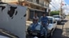 Antonieta y Mervis, de 24 y 30 años, esperan en una larga fila de vehículos a las afueras de una estación de servicio en Maracaibo. Dicen que no votaron porque la elección de hoy es “una trampa”.