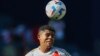 El mediocampista peruano Wilder Cartagena cabecea el balón durante la primera mitad del partido de la Copa América contra Canadá.