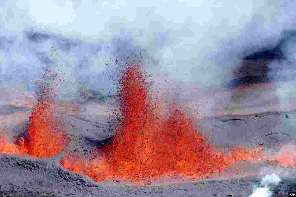 Gunung berapi di Pulau La Reunion, Samudra Hindia menyemburkan lava saat meletus hari Minggu (11/9).