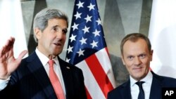 El secretario de Estado, John Kerry, y el primer ministro de Polonia, Donald Tusk, posan para una foto en Varsovia.