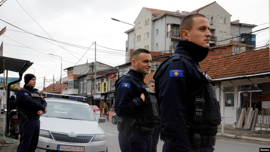 Kosovska policija patrolira u Severnoj Mitrovici (Foto: REUTERS/Ognen Teofilovski)