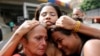Familiares de presos políticos esperan su liberación frente a la prisión Helicoide en Caracas, Venezuela, el 1 de junio de 2018.