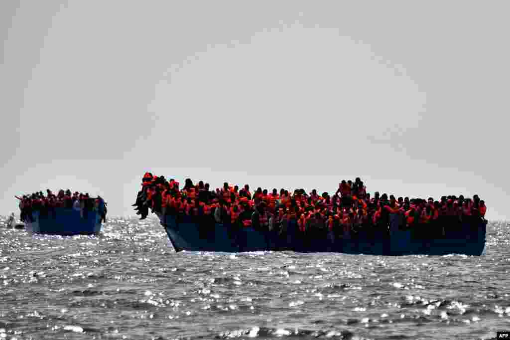 Para migran terapung-apung di lepas pantai Libya, di Laut Tengah.