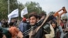 Des combattants talibans se rassemblent le long d'une rue lors d'un rassemblement à Kaboul le 31 août 2021 alors qu'ils célèbrent le départ des troupes américaines.