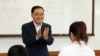 정홍원 한국 국무총리가 3일 경기도 안성에 위치한 북한이탈주민 정착지원사무소 '하나원'을 방문해 수업중인 탈북 학생들을 격려하고 있다. 