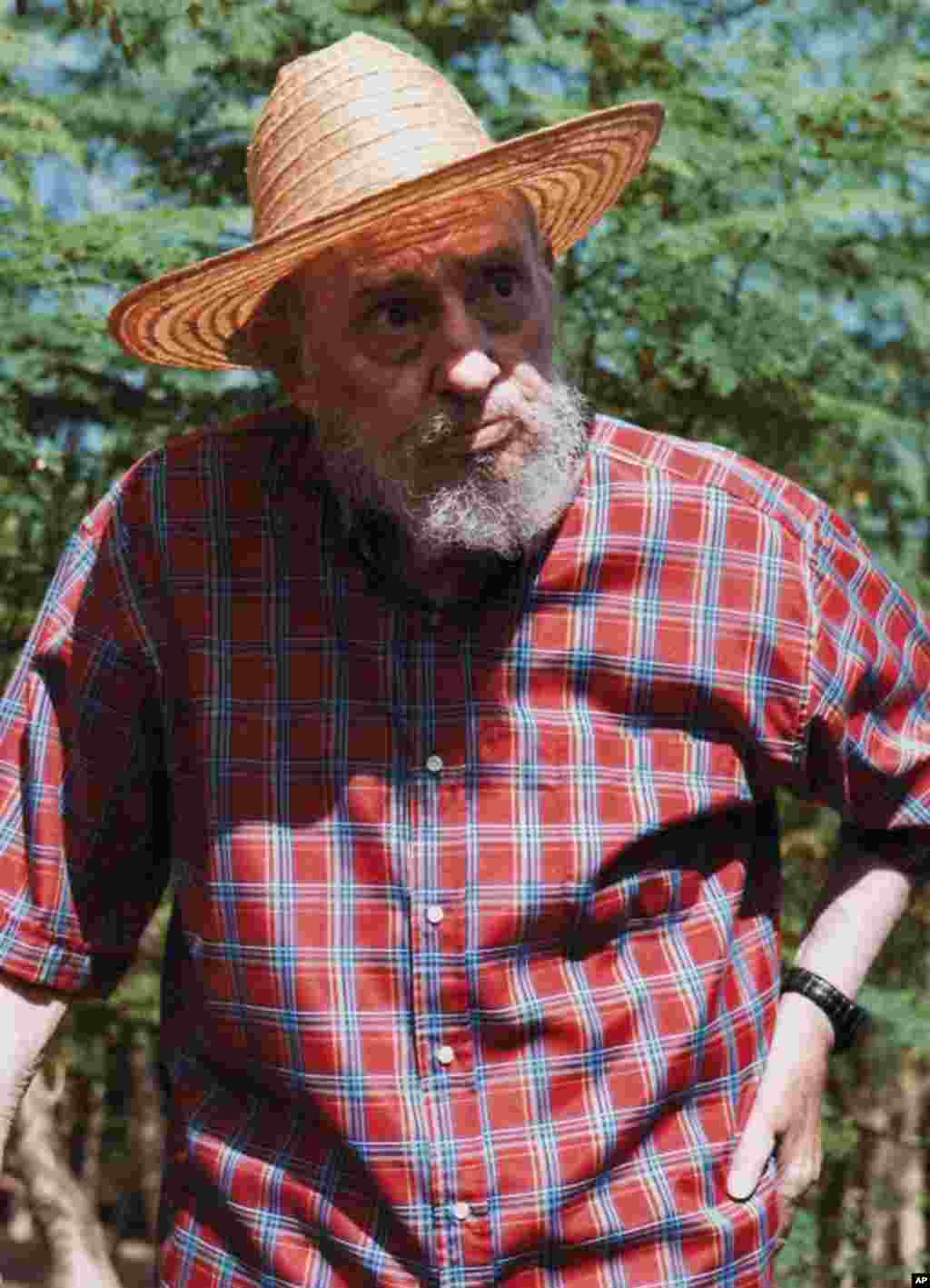 El ex presidente de Cuba apareció luciendo una camisa a cuadros y un sombrero de paja dando un recorrido en un campo abierto en La Habana.