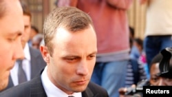 Oskar Pistorijus izlazi iz sudnice u Pretoriji, 10. aprila 2014. 