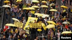 2015年2月1日抗议者携带象征占中的黄雨伞在香港一条街上游行