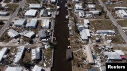 Nyumba, magari na boti zilizoharibiwa baada ya Kimbunga Ian kusababisha uharibifu mkubwa katika Kisiwa cha Pine, Florida, Marekani, Oktoba 2, 2022. REUTERS/Marco Bello.