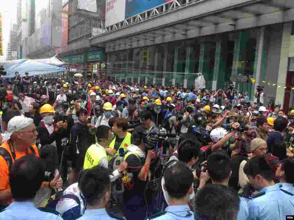 香港警方星期三上午展開強行清場行動(美國之音海彥拍攝)。