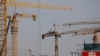 北京一处建筑工地林立的塔吊。（2021年1月13日）