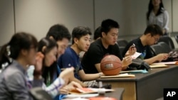 德克萨斯大学达拉斯分校的中国学生参加新生入学培训(资料图)