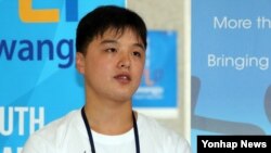 27일 한국 광주에서 열린 유스리더십프로그램에 참여한 북한 대표 주혁 군이 언론과 인터뷰에서 참가소감을 밝히고 있다.