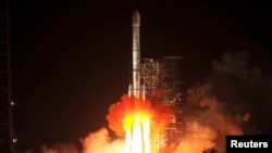 长征-3B运载火箭发射升空，把嫦娥三号探测器送向月球。（2013年12月2日）
