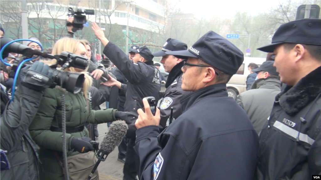  北京警方12月14日一早在法院入口附近拉起警戒線,阻止要求旁聽浦志強案庭審的西方外交官和中國公民接近法庭。 (美國之音葉兵拍攝)